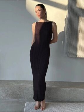 Commense Sleeveless Ribbed Maxi Dress in Black M.